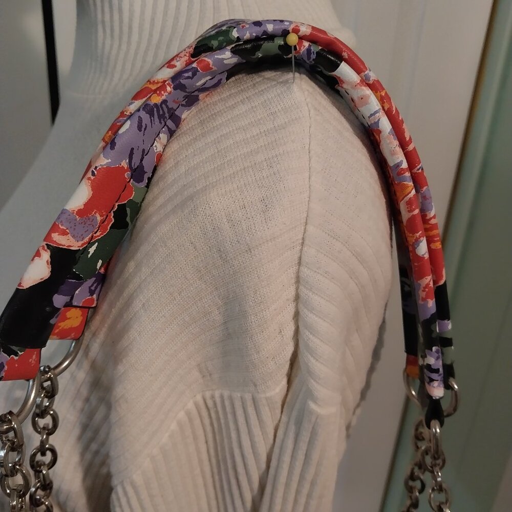3355 Large Mondani New York Tote Bag In Black, Pink and Purple Print. - Picture 3 of 9